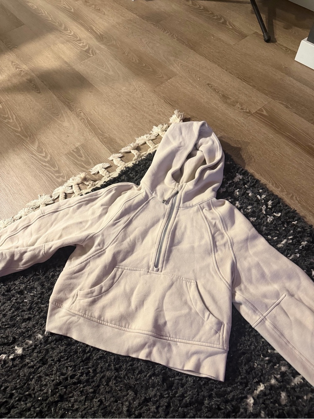 Lululemon Scuba Half Zip Hoodie in XS/S
Color: Cream
